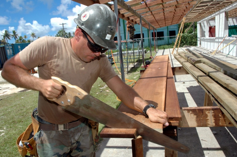 ebeniste-LIEUCHE-min_worker_construction_building_carpenter_male_job_build_helmet-893290